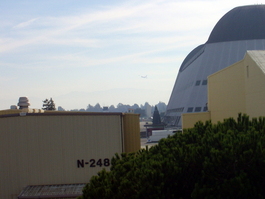 SOFIA carves a turn around Hangar One for the landing