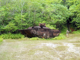 An even larger American tank at the foot of the steps to a Japanese howitzer (Photo by Steve Bramlett)