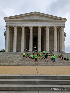 A group of kids in front of the Thomas Jefferson Memorial