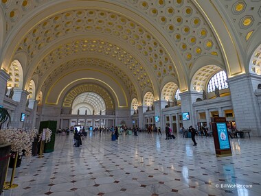 I enjoy the architecture of Union Station while waiting for Lori's train to arrive from Philly