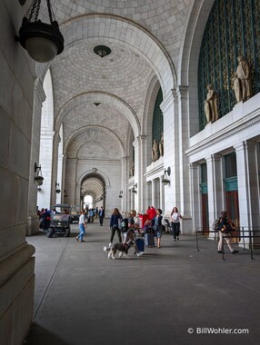 I enjoy the architecture of Union Station while waiting for Lori's train to arrive from Philly