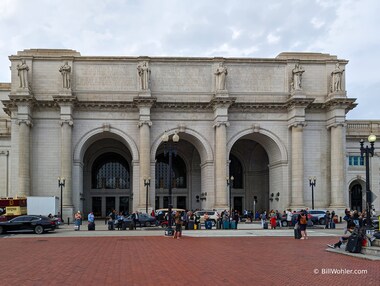 I enjoy the architecture of Union Station while waiting for Lori's train to arrive from Philly