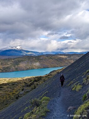 Lori ascends the steep path to the Mirador Lago el Toro