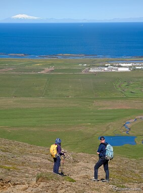 Jennifer and J&oacute;n enjoy the clear view to the Sn&aelig;fellsj&ouml;kull