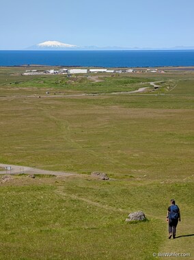 L&iacute;sa descends and the clear views to Sn&aelig;fellsj&ouml;kull persist