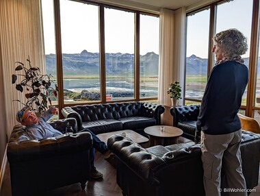 Jason and Lori enjoy the bar in the H&oacute;tel B&uacute;&eth;ir