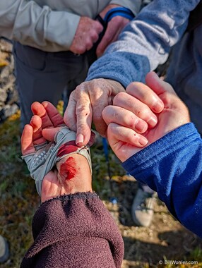Why J&oacute;n suggests that wearing leather gloves while hiking across lava fields is a good idea