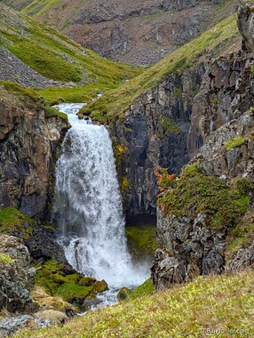 A closer look of the waterfall in the &THORN;ver&aacute; River