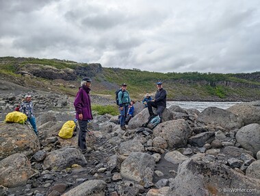 We take a break under the Karl og Kerling formation  by the J&ouml;kuls&aacute; &aacute; Fj&ouml;llumm