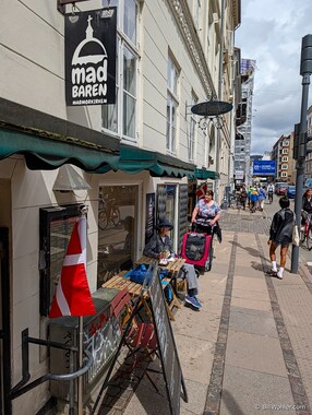 We had a couple of nice sandwiches at the little Madbaren Marmorkirken across the street from the Marmorkirken.