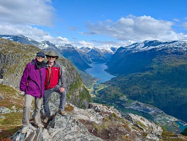 Lori and Bill with the dramatic backdrop of the Kjenndalsbreen, the Lovatnet, and the village of Loen (photo by Stefano Pozzi)